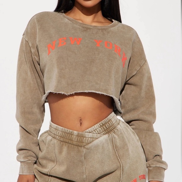 Fashion Nova Tops - FASHION NOVA NEW YORK SPELLOUT CROPPED GREEN ORANGE Sweatshirt S